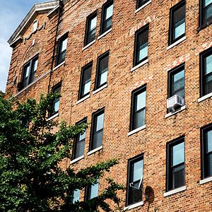 WindowFix replaced 1000 windows in this New York City apartment building.